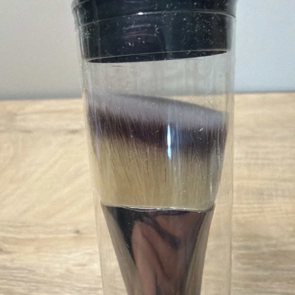 IT Cosmetics No 22 Skin Perfecting Complexion Brush Foundation Makeup NEW